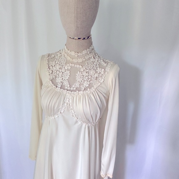 Vintage 1970’s Lace Wedding Gown - Picture 3 of 10